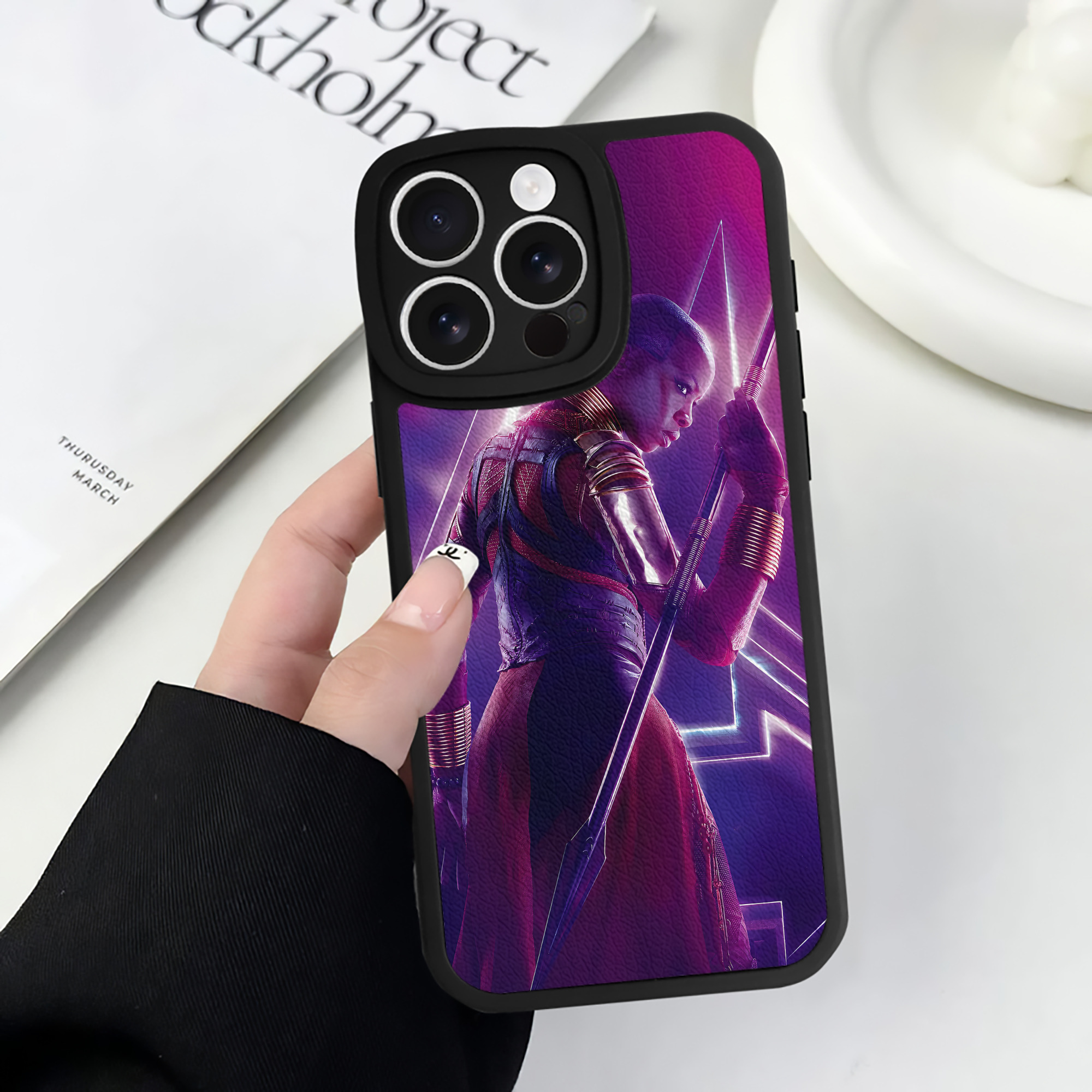 （画像用） アベンジャーズ The Avengers 【iPhone 16シリーズ対応】シリコンスマホケース（レザー調） 材質：シリコン
